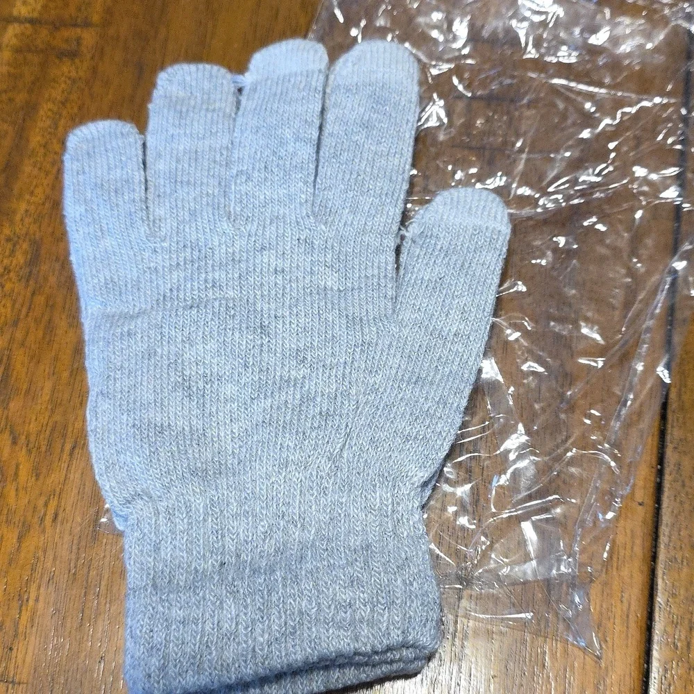 Gray Knit Gloves